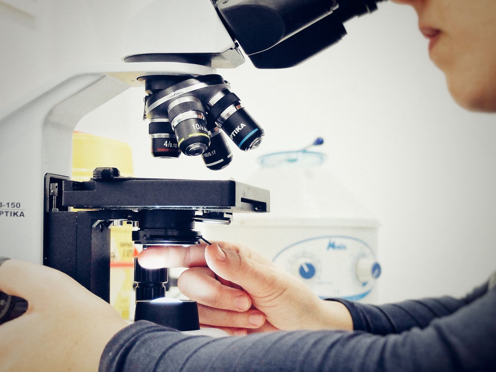 Microscopio del laboratorio de la clínica